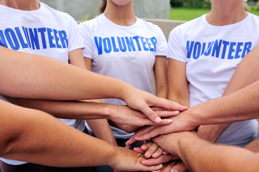 what colleges look for, group of student volunteers