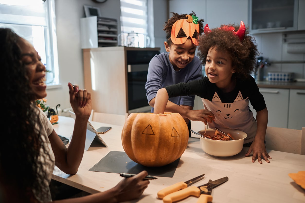 Fall arts and crafts ideas for preschoolers that you can do at home! Kids carve pumpkin at home with mom.