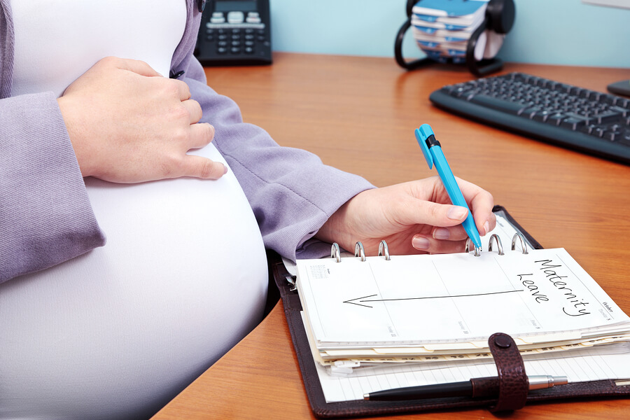 pregnancy decisions, woman planning maternity leave