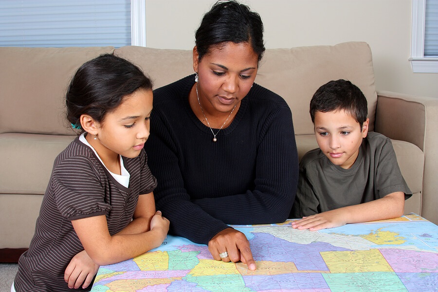 Summer Reading for Kids, Mom and kids reading US map