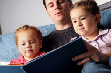 Fatherreadingbookstodaughters