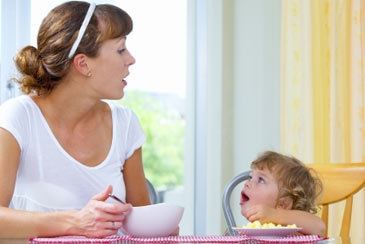 Motheranddaughtereatingbreakfast