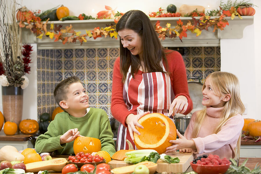 Motherandchildrencarvingpumpkinsjackolanterns4718252