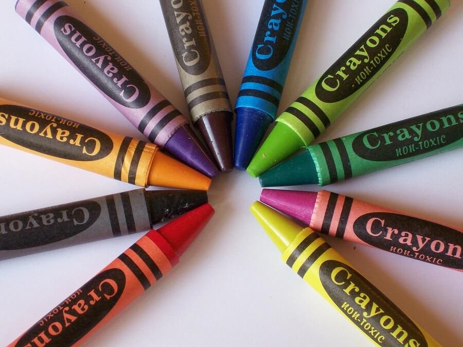 Circle of colorful crayons