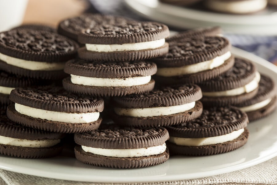 Stack of chocolate crÃ¨me cookies on plate