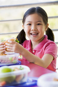 Younggirleatingapackedschoollunch