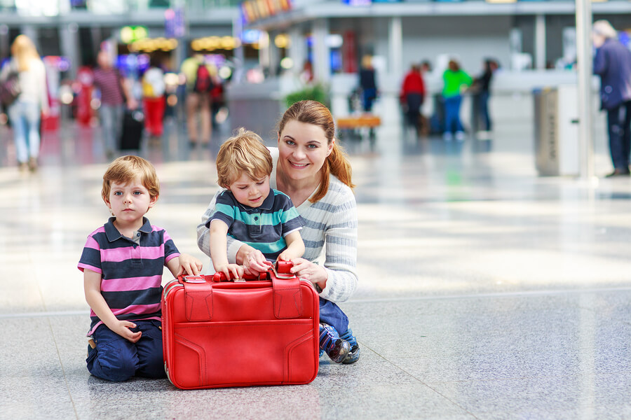 mom flying alone with toddlers