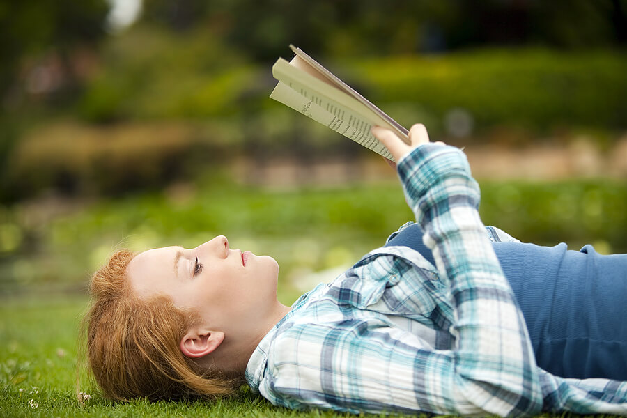 Summer Learning Tips for LD, teen girl doing summer reading outside