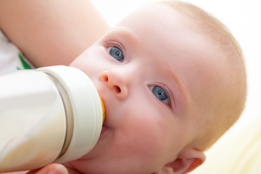 Baby drinking bottle