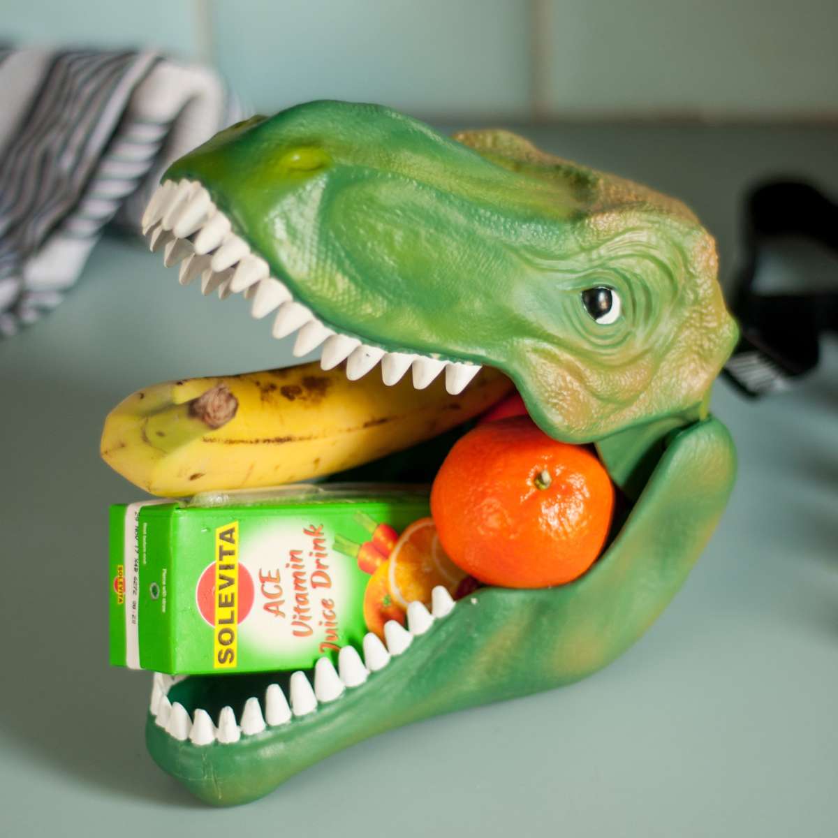 10 coolest school supplies - dinosaur lunch box