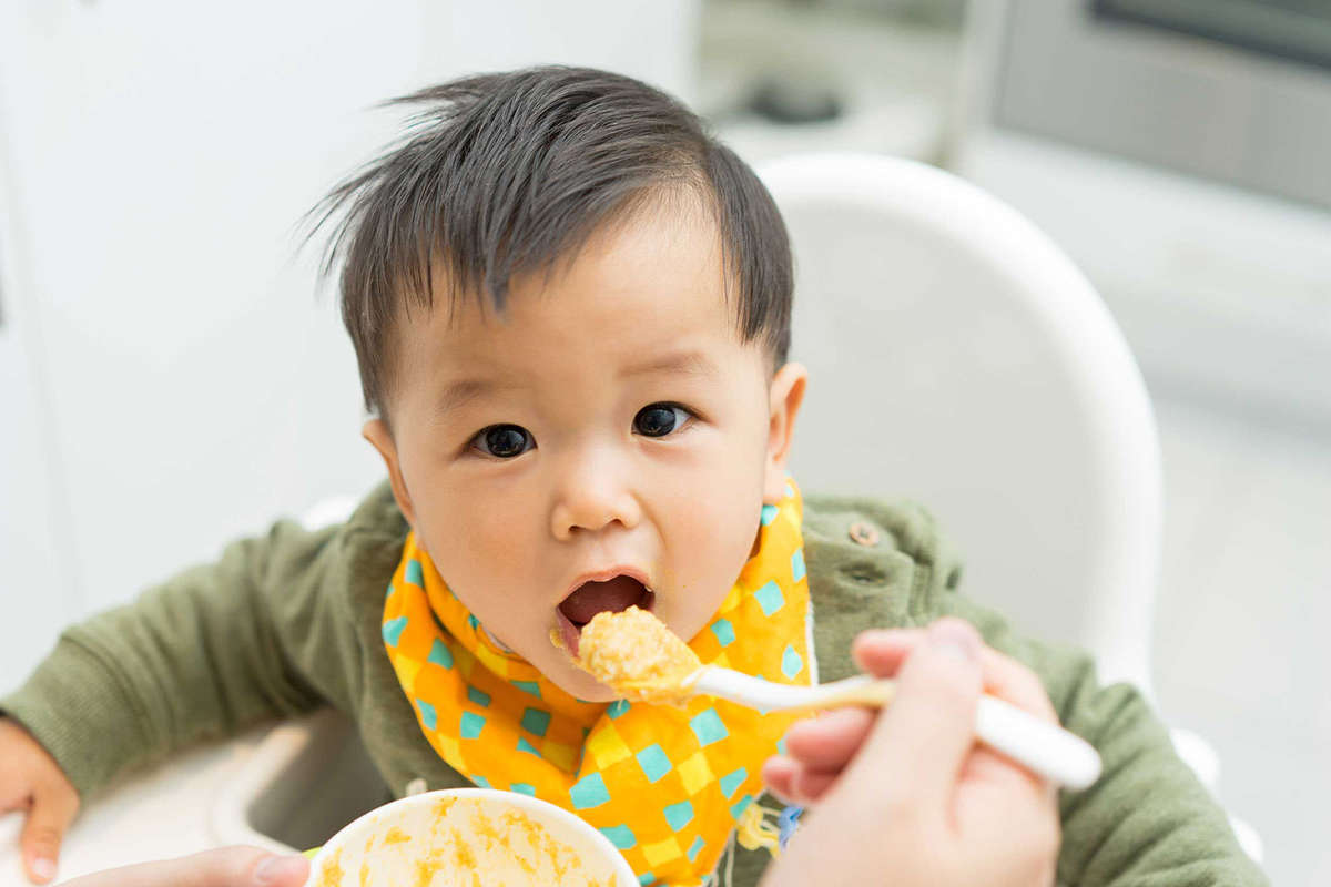 baby start eating cereal