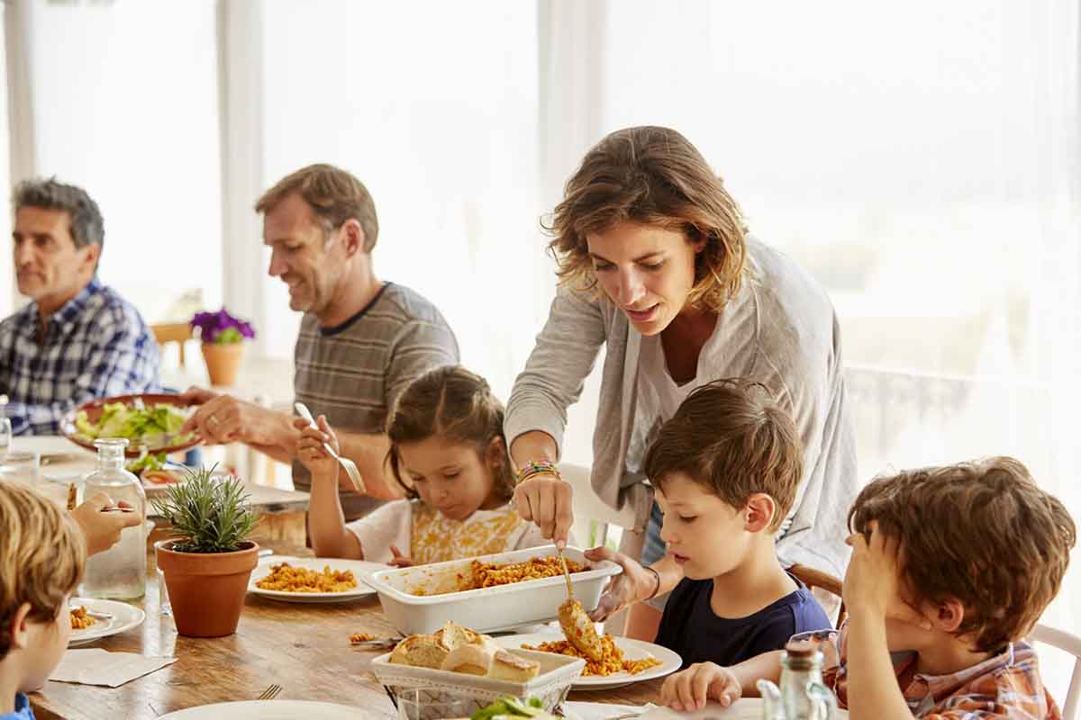 Should You Have a Kids' Table at Thanksgiving? - FamilyEducation