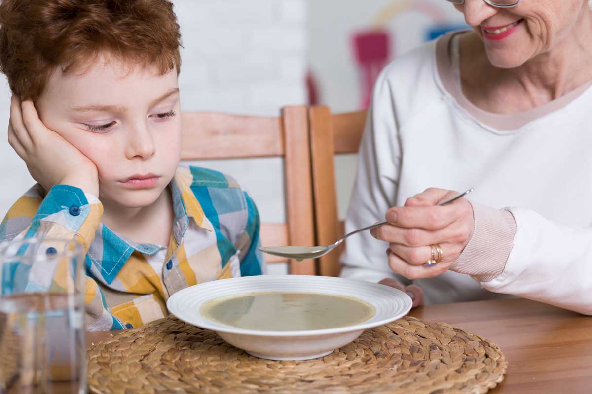 menino recusando-se a comer sopa da vovó 