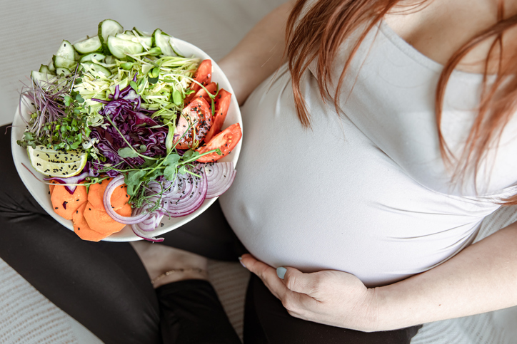 pregnant woman eating healthy