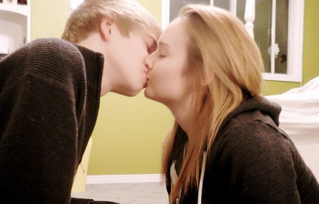 Teen Coupke Kissing