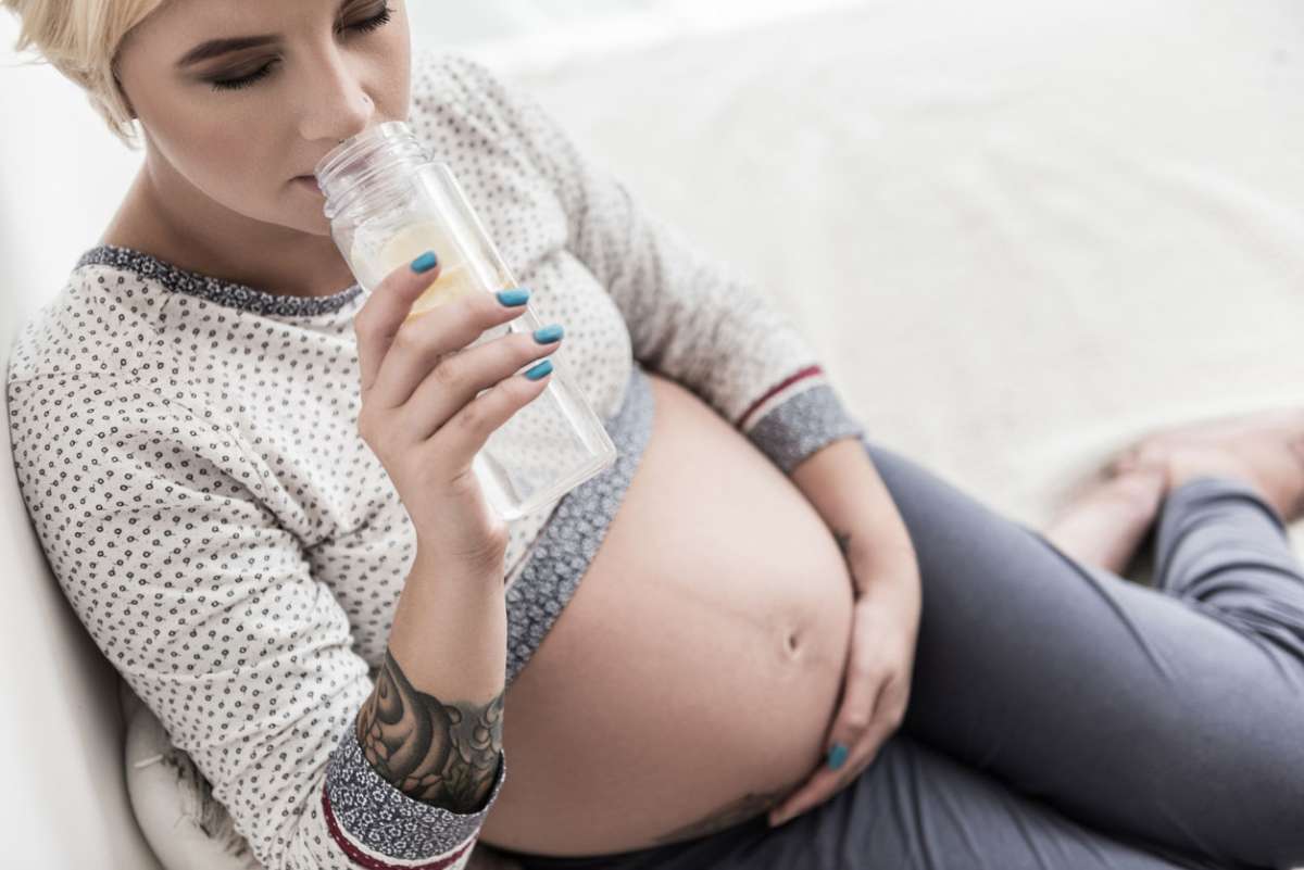 woman drinking water to help urinary tract infection during pregnancy