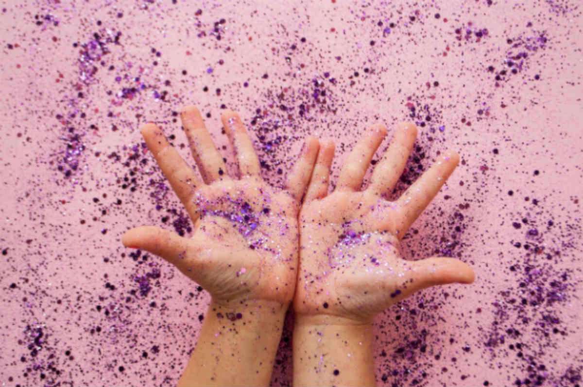 using glitter to teach kids to wash hands