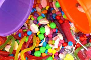 10 Fun and Cheap Halloween Candy Alternatives