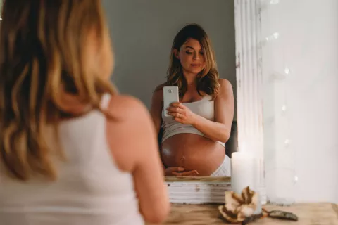 mom-to-be taking pregnancy selfie