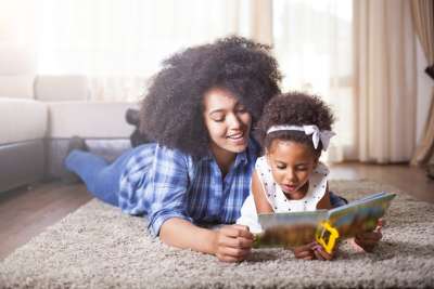 mom reading with a soon-to-be big sister