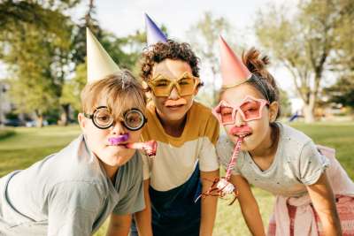 kids celebrating at a birthday party