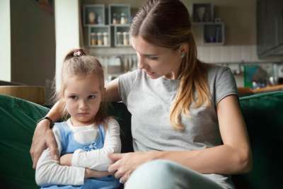 mom apologizing to child