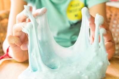 kid making non toxic slime recipe