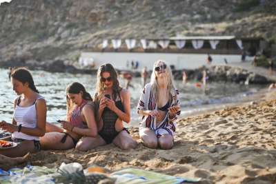vsco girls on beach