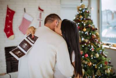 couple announcing pregnancy on christmas