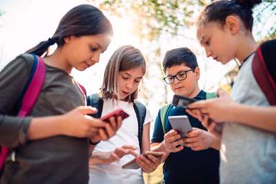 Pros and cons of allowing cell phones in school