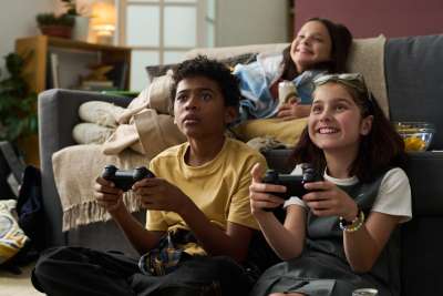 kids playing video games