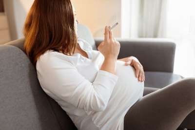 pregnant woman smoking
