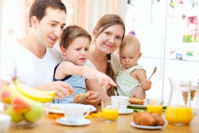 Familyeatingbreakfast