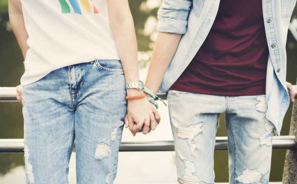 teens dating and holding hands