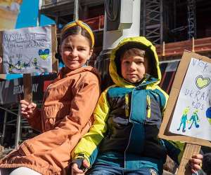 kids protesting the war in ukraine 